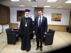 Ο Μητροπολίτης Σύρου Δωρόθεος Β' με το Γιάννη Βρούτση